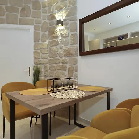 Apartment Dalmatino *