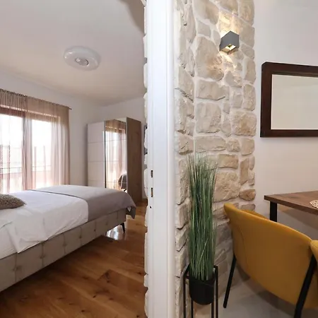 Apartment Dalmatino *