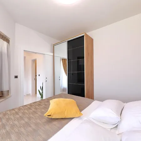 Dalmatino Apartment *