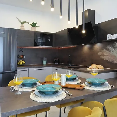 Dalmatino Apartment *