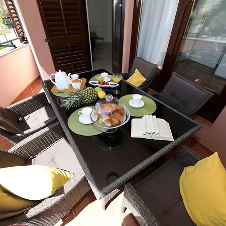 Apartment Dalmatino *