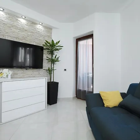 Apartment Dalmatino *