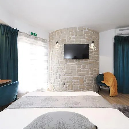 Dalmatino Apartment *